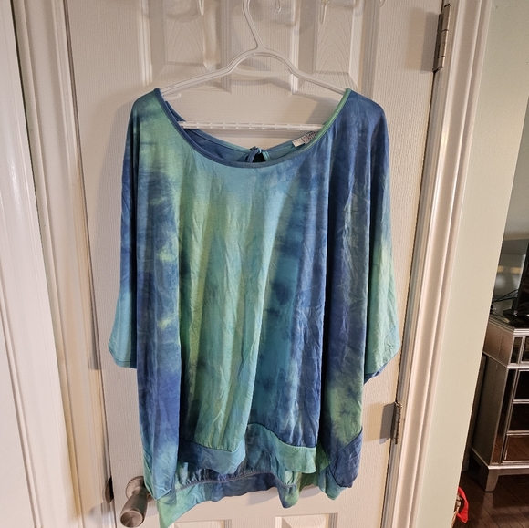 2X tie-dye Venus cold-shoulder top - Picture 2 of 11